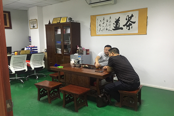 注塑模具制造廠——耳機(jī)外殼用什么材料做出來才好看？